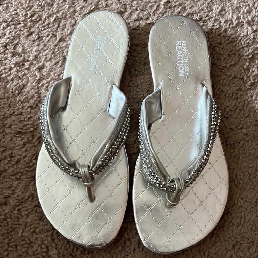 Kenneth Cole Reaction silver sparkle slip on sandals NWOT size 6.5 - Picture 2 of 4